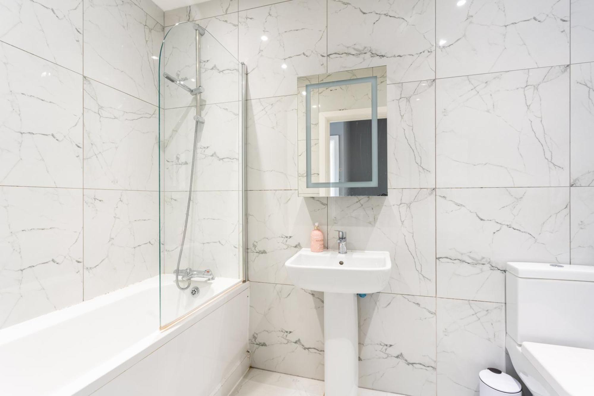 Modern Double Room With Shared Bathroom London Exterior photo