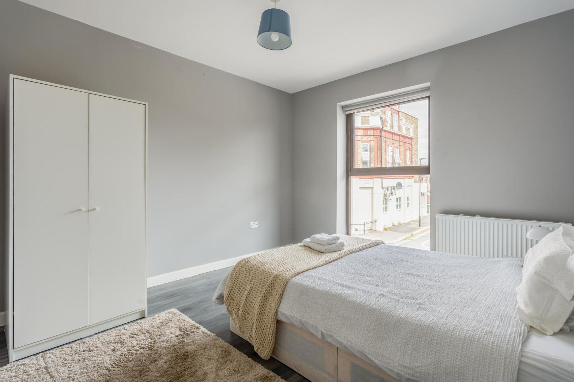 Modern Double Room With Shared Bathroom London Exterior photo