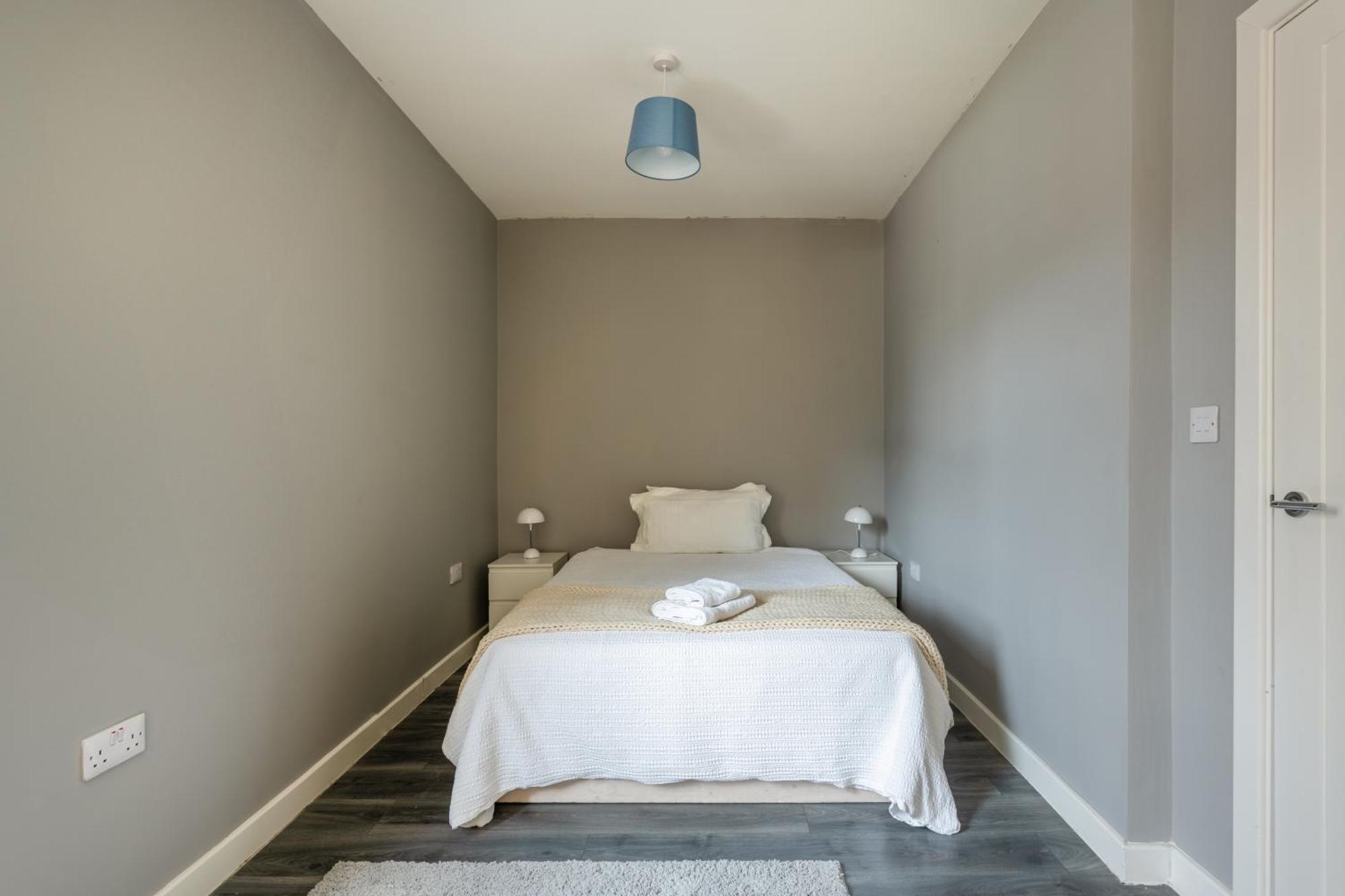 Modern Double Room With Shared Bathroom London Exterior photo